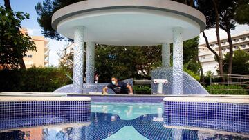 Un trabajador prepara la piscina del RIU Bravo Hotel en Palma de Mallorca.