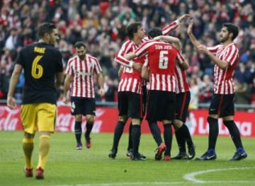 Los jugadores del Athletic celebran el 1-1 de Lekue.