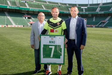 Nino ya es el jugador con m¨¢s partidos en la historia del Elche