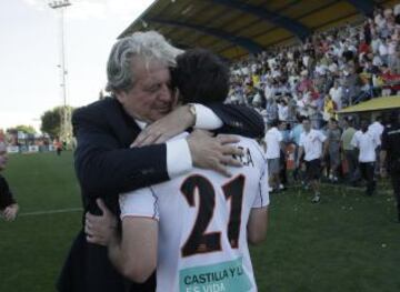 Alegr¨ªa de Jorge D'Alessandro y Goikoetxea tras conseguir la permanencia en el partido de segunda divisi¨®n contra el Villarreal "B" (19/06/10).