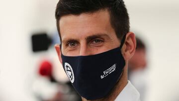 El tenista serbio Novak Djokovic posa con una mascarilla en el Pabellón de Serbia en la Expo 2020 de Dubai.