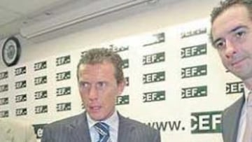 <b>DIPLOMA DE HONOR EN MARKETING</b>. Emilio Butragueño recibió ayer la Diplomatura de Honor en Marketing de manos de Arturo de las Heras, vicepresidente del Centro de Estudios Financieros de Barcelona.