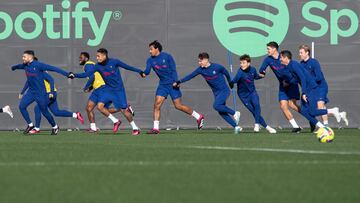 Los jugadores del Barça, con Kessié, Raphinha, Koundé, Pablo Torre Christensen, De Jong y Lewandowski entre ellos, ayer en el entrenamiento.
