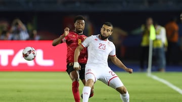 El centrocampista de la selecci&oacute;n de f&uacute;tbol tunecina Na&iuml;m Sliti (d) disputa un bal&oacute;n el defensa angole&ntilde;o Paizo (i) durante el encuentro entre T&uacute;nez y Angola, correspondiente al partido del Grupo E de la Copa African