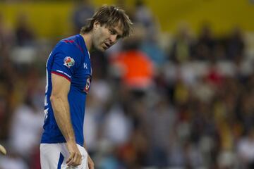 Con una amplia experiencia en ligas inferiores de España, se esperaba que Zurdo pudiera aportar buen juego a Cruz Azul, pero apenas jugó 40 minutos con el primer equipo. 