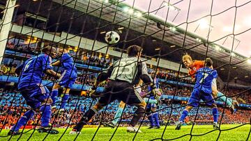 Dutch forward Dirk Kuyt (2ndR) scores a goal against French goalkeeper Gregory Coupet (C), French midfielder Florent Malouda (R) and French midfielder Claude Makelele during the Euro 2008 Championships Group C football match Netherlands vs. France on June