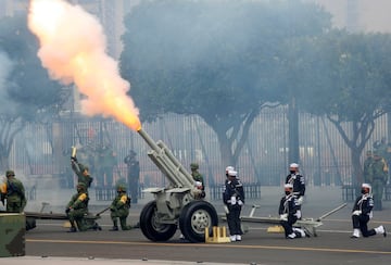 Desfile por la Independencia rinde homenaje a héroes de la salud