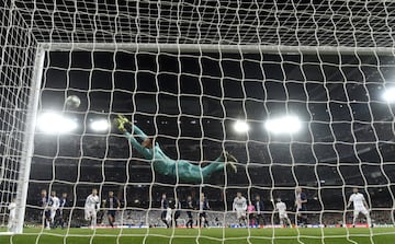 Gareth Bale, en un lanzamiento de falta directa en el minuto 94, estrelló el balón en el palo izquierdo de la portería de Keylor Navas.
