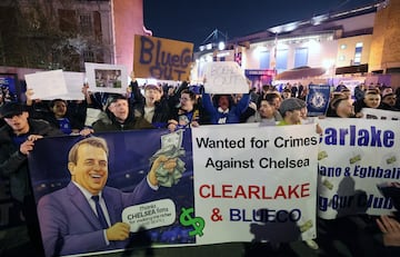 Pancartas de protesta de los aficionados del Chelsea contra BlueCo y Clearlake Capital, propietarios del club.