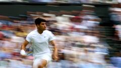 Carlos Alcaraz, en acción contra Mark Lajal en Wimbledon.