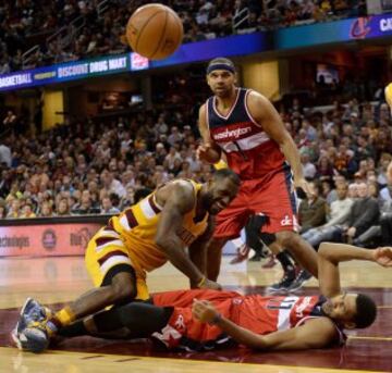 LeBron James y Garrett Temple.