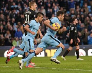 Manchester City sólo salvó un empate en la agonía ante Hull City.