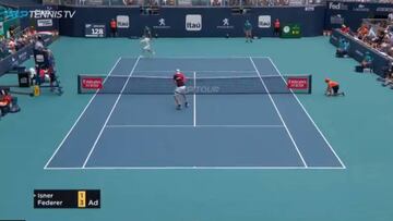 Cuando este es el nivel es intratable: Federer se deshizo de Isner con este golpe de fantas¨ªa
