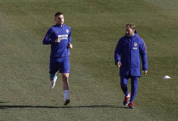 Lucas Hernandez continues his recovery at Atlético's Madrid training ground.