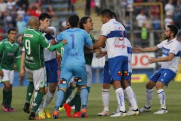 El jugador de Audax Italiano Marcos Riquelme discute con  Alfonso Parot de  Universidad Catolica durante el partido disputado en el estadio San Carlos de Apoquindo de Santiago, Chile.