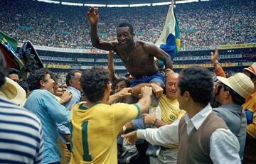 Mundial de México. 21 de junio de 1970. Final en el estadio Azteca. Brasil-Italia. Pelé celebra la victoria y su tercer Mundial. La 'canarinha' ganó 4-1 a los 'azzurri'.