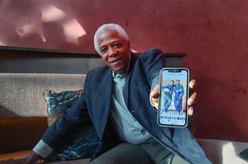 Maturana muestra una foto con Pelé en su móvil