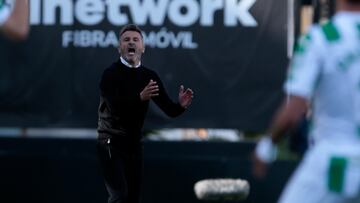 Ania hace indicaciones desde la banda