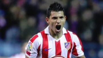 Agüero celebra un tanto.