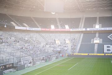 Imágenes de aficionados del Borussia Monchengladbach llenan las gradas del Borussia Park. Los seguidores del club alemán apoyan a su equipo comprando estos cartelones con sus caras y que permanecerán en el estadio hasta que vuelvan los partidos al estadio.