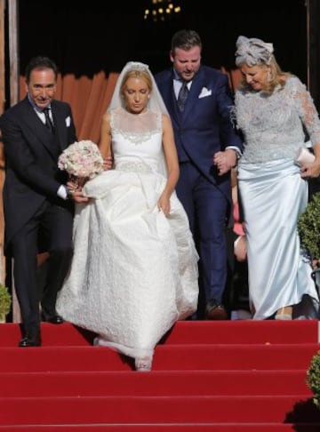 Los novios a la salida de la iglesia.