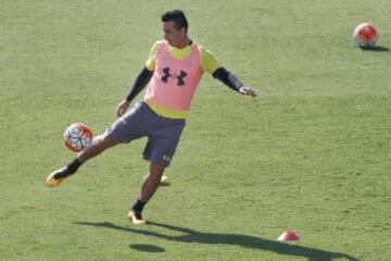 Santiago, 5 de marzo de 2016
La hinchada de Colo Colo realiza el Arengazo para alentar al equipo antes del Colo Colo v Universidad Catolica de este fin de semana.
ERamon Monroy/Aton Chile