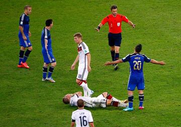 Bastian Schweinsteiger con la mejilla abierta tras un puñetazo de Agüero.