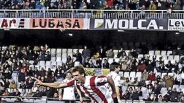 <b>PROTAGONISTA. </b> Llorente hizo dos goles al Valencia en la victoria por 0-3 del Athletic en el campo de Mestalla.