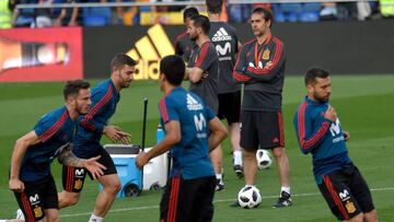 Los jugadores de la Selección, durante su entrenamiento en el Estadio de la Cerámica.