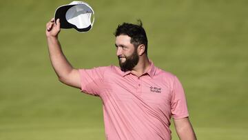 Jon Rahm saluda a la grada tras terminar su recorrido en la jornada final del The Open, el Open Británico de golf.