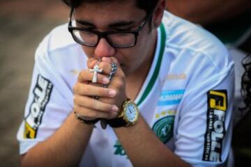 CHA23. CHAPECO (BRASIL),29/11/2016.- Aficionados del equipo brasileño de fútbol Chapecoense realizan una vigilia hoy, martes 29 de noviembre de 2016, en el estadio Arena Condá en Chapeco (Brasil), para realizar una vigilia en homenaje a las 75 víctimas fatales del accidente aéreo en La Unión, departamento de Antioquia (Colombia). El club brasileño Chapecoense perdió a la mayoría de sus jugadores en el accidente, quienes se dirigían a disputar el primer partido de la final de Copa Sudamericana ante Atlético Nacional en Medellín (Colombia). EFE/FERNANDO BIZERRA JR