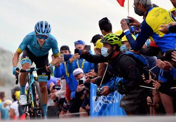 Miguel Ángel López, colombiano del Astana, ganó la etapa reina del Tour en su primera participación en la carrera francesa. Rigoberto Urán perdió tiempo y es sexto de la general. Roglic sigue líder. 