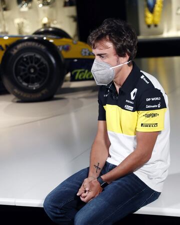 Fernando Alonso viste ya como nuevo piloto de Renault