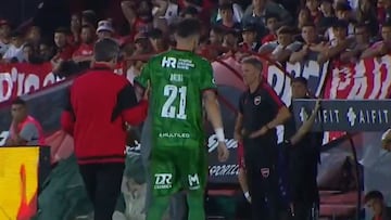 Gabriel Arias se lesionó antes del clásico, lo pifiaron y se fue así del estadio