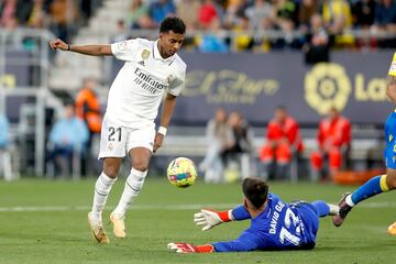 Mano a mano entre Rodrygo y David Gil. El portero del Cádiz se lanza al suelo y tapa los espacios al delantero brasileño del Real Madrid.