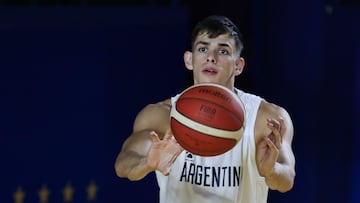 AME722. BUENOS AIRES (ARGENTINA), 19/02/2024.- Nicolás Stenta controla un balón este lunes, durante un entrenamiento previo a un partido del torneo Americup 2025 contra Chile, en Buenos Aires (Argentina). El baloncestista Nicolás Brussino declaró que el equipo argentino se encuentra ante un momento de cambio y hay una nueva ilusión para afrontar los partidos clasificatorios de cara a la Americup 2025 que tendrá lugar en Nicaragua. EFE/ Luciano Gonzalez
