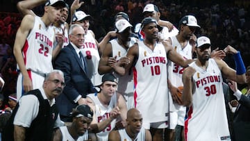 Los Detroit Pistons celebran el título conseguido en 2004 tras batir en las Finales de la NBA a Los Ángeles Lakers
