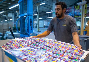 En la ciudad brasileña de São Paulo se fabrican los famosos cromos del Mundial 2022 que se disputará en Qatar. La fiebre por los cromos del Mundial obligó al Gobierno argentino a intervenir debido al mercado negro.