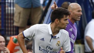Enzo Zidane presta atención al juego durante el partido amistoso ante el Chelsea mientras su padre da instrucciones desde la banda.
