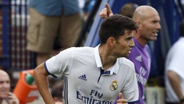 Enzo Zidane presta atenci&oacute;n al juego durante el partido amistoso ante el Chelsea mientras su padre da instrucciones desde la banda.