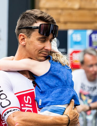 Bryan Coquard con su hija antes de la décima etapa con salida en Orleans.