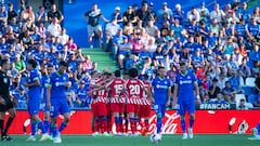 Piña del Atlético de Madrid en Getafe para celebrar el primer gol de los rojiblancos en el Coliseum.