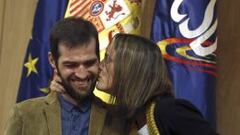 El periodista, Carlos Matallanas, junto a su pareja durante la presentacion del libro de su &#039;&#039;Mi batalla contra la ELA&#039;&#039;.  