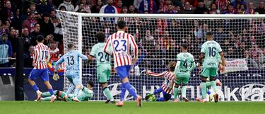 Falló Julián Alvarez ante un paradón de Ryan, pero el balón quedó muerto en el área pequeña, el cual empujó el oportuno francés. Doblete entrando desde el banquillo.