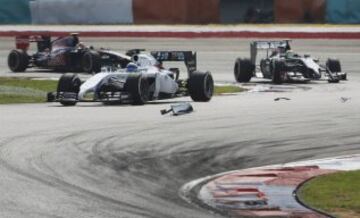 Felipe Massa pasa cerca de los restos de los coches de Pastor Maldonado y Jules Bianchi que se han visto implicados en un accidente múltiple.