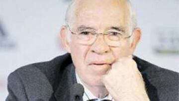 <b>GANAR.</b> Luis Aragonés ve clave ganar el primer partido.