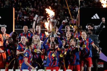 Las jugadoras del Barcelona levantan el trofeo de campeonas de Supercopa de España.