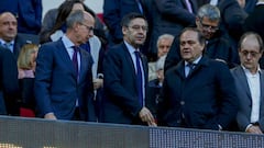 Barcelona: white hankies and chants against Bartomeu at Camp Nou