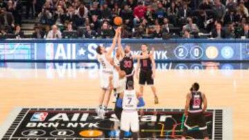 Pau y Marc Gasol durante el salto incial en el All Star Game de Nueva York.