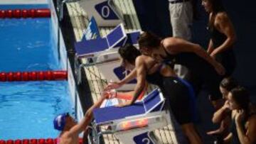 Mireia, felicitada por el resto del equipo.